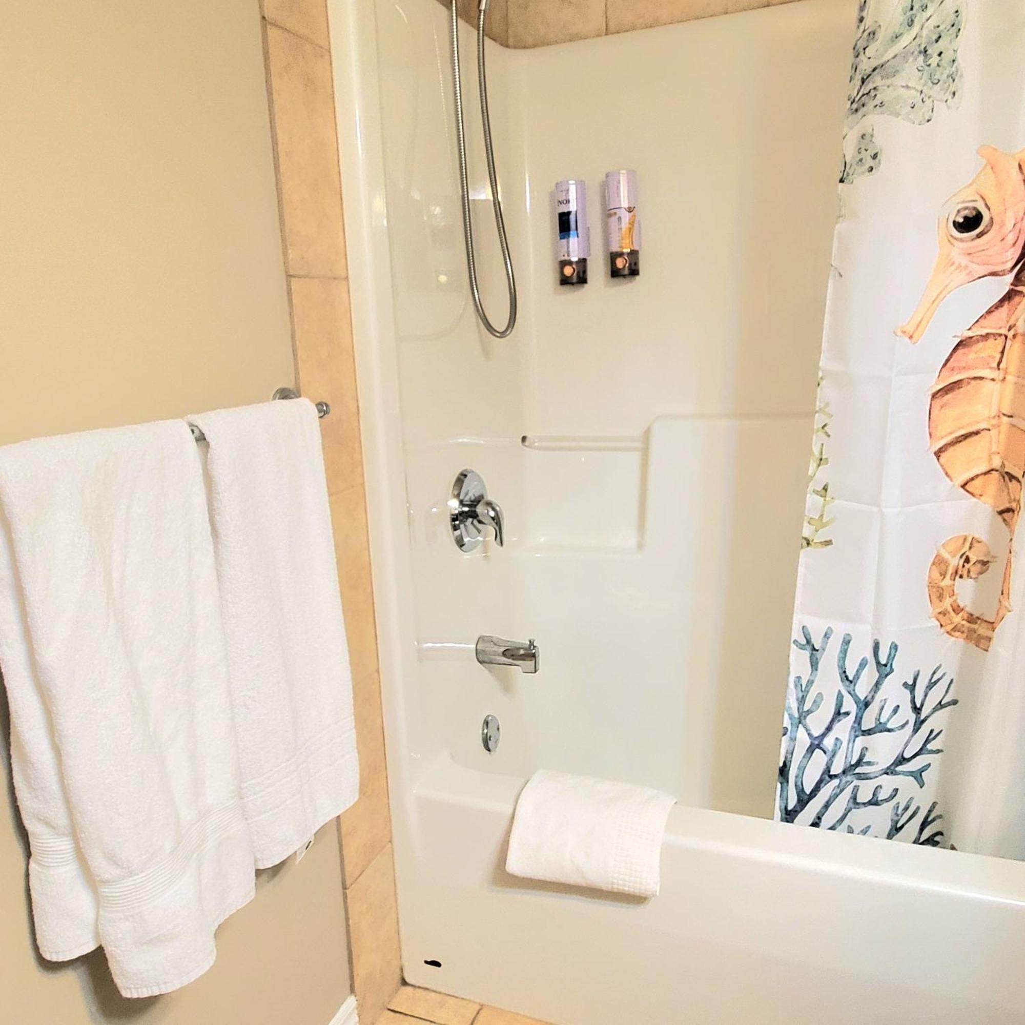 Private 2 Bedrooms Suite Near Hwy 1, Cultus Lake, Heritage Park, Fishing, Coliseum ชิลลิแวค ห้อง รูปภาพ